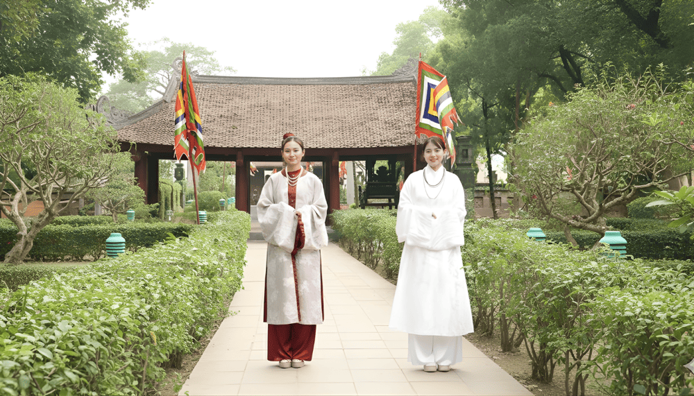 People wear traditional Vietnamese costumes